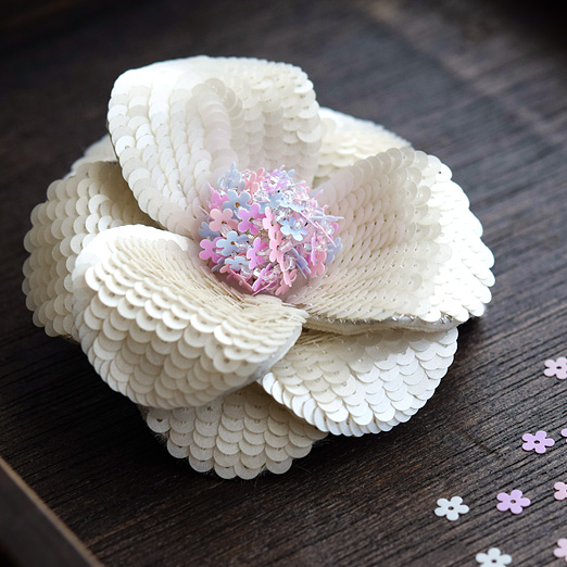 【糸通しスパンコール】5mm花 ミストピンク - オートクチュール刺繍のお店 | 小さな手芸屋さん