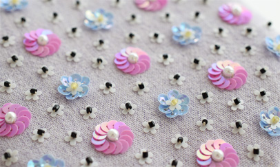 スパンコールで作る小花柄の刺繍